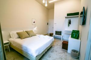 A television and/or entertainment centre at Migliori Olive Ascolane beds