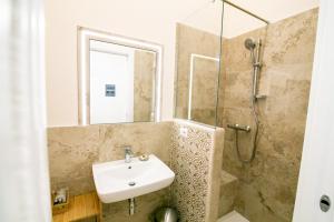 A bathroom at Migliori Olive Ascolane beds