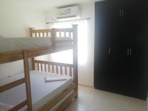 Divstāvu gulta vai divstāvu gultas numurā naktsmītnē Apartamento en Coveñas, Punta del Este