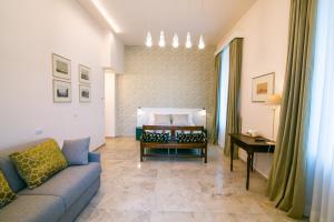 A seating area at Migliori Olive Ascolane beds