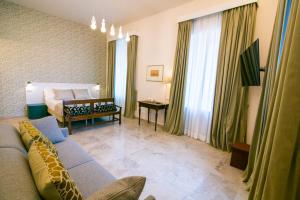 A television and/or entertainment centre at Migliori Olive Ascolane beds
