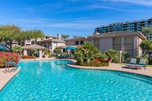 uma piscina num resort com um edifício em Pure Suites Furnished 1, 2 and 3 Bed Apts Pool Gym Scottsdale Quarter em Scottsdale