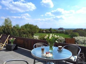 una mesa azul en un balcón con vistas en Staromiejska Apartamenty, en Sandomierz