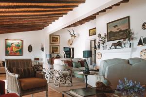ein Wohnzimmer mit Sofas und Geweihen an der Wand in der Unterkunft Vale Do Manantio in Moura