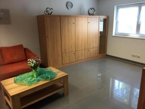 ein Wohnzimmer mit einem Sofa und einem Couchtisch in der Unterkunft Ferienwohnung - Pfullingen - Reutlingen in Pfullingen