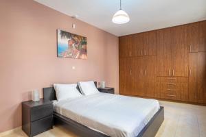 Ein Bett oder Betten in einem Zimmer der Unterkunft 2 bedroom renovated apartment with a view