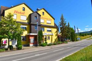 Hotel und Restaurant Nehrener Hof في Nehren: فندق اصفر على جانب الطريق