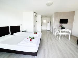 Televízia a/alebo spoločenská miestnosť v ubytovaní Residence Parco Lago di Garda
