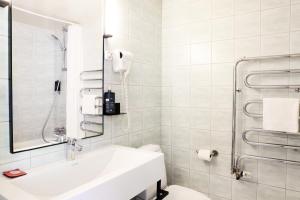 Koupelna v ubytování Fosshotel Lind + 26 fotografií
