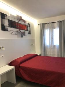 Postel nebo postele na pokoji v ubytování Longevity Hotel