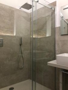 Koupelna v ubytování Longevity Hotel