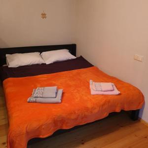 Una cama con dos toallas encima. en Studio apartment and FREE airport transfer, en Riga
