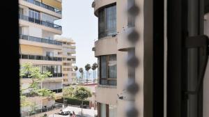 マルベーリャにあるEl Árbol - Rooftop Pool in Puerto Deportivoのアパートメントビルの窓から眺めることができます。