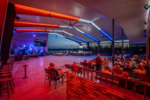 The Resort at Lake of the Ozarks餐厅或其他用餐的地方