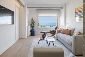 uma sala de estar com um sofá e uma mesa em Zinemaldi Suite by FeelFree Rentals em San Sebastián