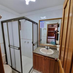 La salle de bains est pourvue d'un lavabo et d'une douche. dans l'établissement Apartamento en Santa Marta- Rodadero Laureles 6 by reservastodo, à Santa Marta