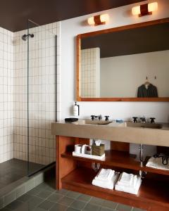 ein Badezimmer mit 2 Waschbecken und einem Spiegel in der Unterkunft Ace Hotel Brooklyn in Brooklyn