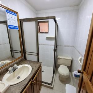 La salle de bains est pourvue d'un lavabo, de toilettes et d'une douche. dans l'établissement Apartamento en Santa Marta- Rodadero Laureles 6 by reservastodo, à Santa Marta