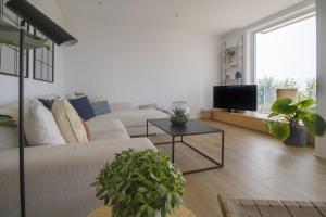 TV a/nebo společenská místnost v ubytování Vivalidays Apartour - Calella