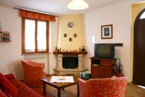 salon z kanapą i telewizorem w obiekcie Podere San Bono w mieście Montepulciano