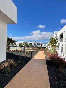 ein Gehweg vor einem weißen Gebäude in der Unterkunft Suite Dreams Fuerteventura in Villaverde