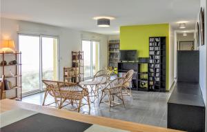 une salle à manger avec des chaises, une table et des étagères dans l'établissement Stunning Home In Pirou With Wifi, à Pirou