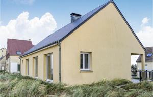une maison avec un toit solaire sur une plage dans l'établissement Stunning Home In Pirou With Wifi, à Pirou