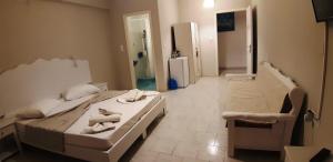 A bed or beds in a room at blue & white askeli studios