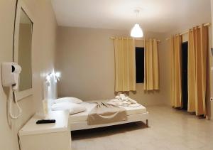 A bed or beds in a room at blue & white askeli studios