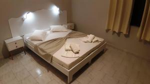 A bed or beds in a room at blue & white askeli studios