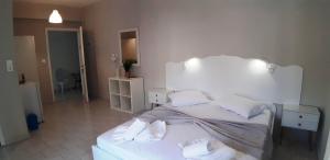 A bed or beds in a room at blue & white askeli studios