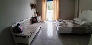 A bed or beds in a room at blue & white askeli studios