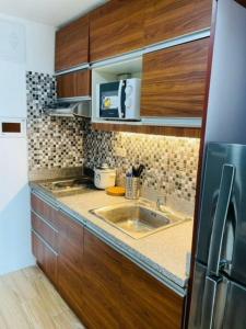 Kitchen o kitchenette sa Studio Type Condo with WiFi