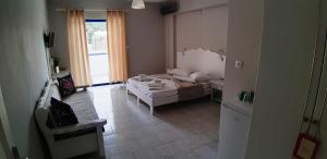 A bed or beds in a room at blue & white askeli studios