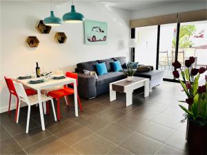 ein Wohnzimmer mit Sofa und Tisch in der Unterkunft Suite Dreams Fuerteventura in Villaverde