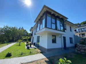 Villa mit Blick auf das Haus in der Unterkunft Ferienwohnung Am Südhang in Göhren