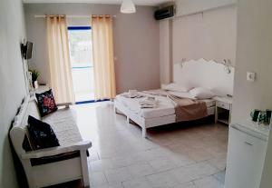 A bed or beds in a room at blue & white askeli studios