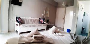 A bed or beds in a room at blue & white askeli studios