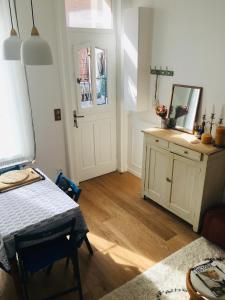 Habitación con mesa, espejo y puerta en Charmante maison de pêcheur à Trouville sur Mer, en Trouville-sur-Mer