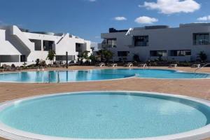 een groot zwembad voor een gebouw bij Suite Dreams Fuerteventura in Villaverde