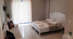 A bed or beds in a room at blue & white askeli studios