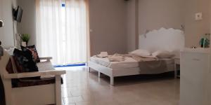 A bed or beds in a room at blue & white askeli studios