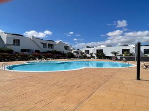- une piscine en face de certaines maisons dans l'établissement Suite Dreams Fuerteventura, à Villaverde