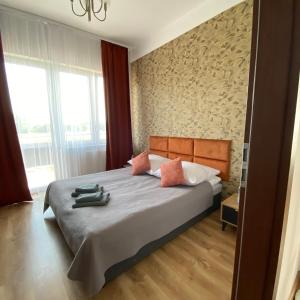 Un dormitorio con una cama grande en una habitación. en Apartamenty Teatralne, en Gorzów Wielkopolski