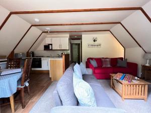 ein Wohnzimmer mit Sofa und Tisch in der Unterkunft Ericht Holiday Lodges in Blairgowrie