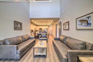 Imagen de la galería de Modern Swan Valley Townhome with Walking Trails, en Swan Valley