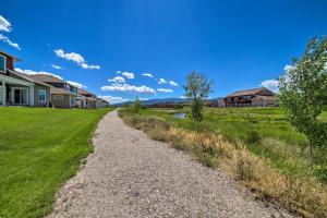 Swan ValleyにあるModern Swan Valley Townhome with Walking Trailsの家々が並ぶ庭の砂利道