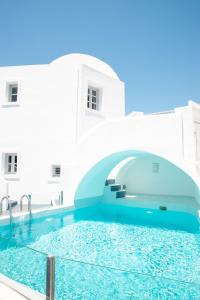 The swimming pool at or close to White Cave Villas