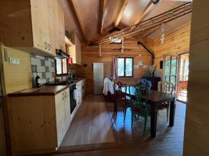 Кухня или кухненски бокс в Rustic Cabin in the Woods/Cabaña en el bosque