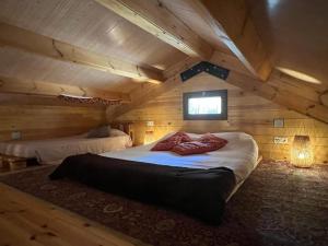 pokój z dużym łóżkiem w drewnianym domku w obiekcie Rustic Cabin in the Woods/Cabaña en el bosque w mieście Girona